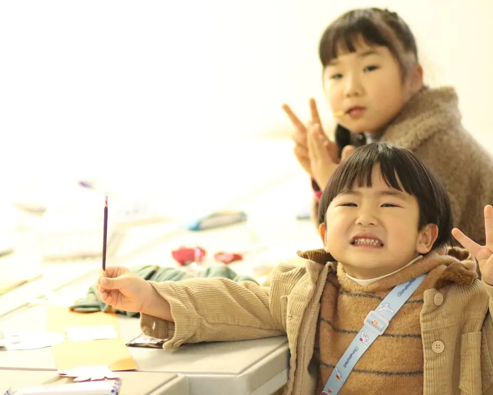 주일학교에서 김지영 간사와 함께 웃으며 그림을 그리는 아이들